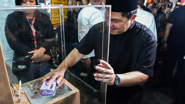 Erick Thohir Pecahkan Kacang Walnut dengan Layar Oppo A3 Pro 5G!