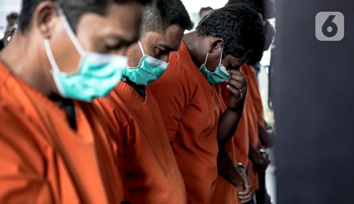 Para tersangka dihadirkan saat pengungkapan kasus narkoba di Dirtipidnarkoba Bareskrim Mabes Polri, Jakarta, Rabu (12/10/2022). Polri bersama Bea Cukai dan Basarnas berhasil mengungkap kasus narkoba dari Malaysia dengan menyita 91.283 gram sabu dan menangkap tujuh tersangka. (Liputan6.com/Faizal Fanani)