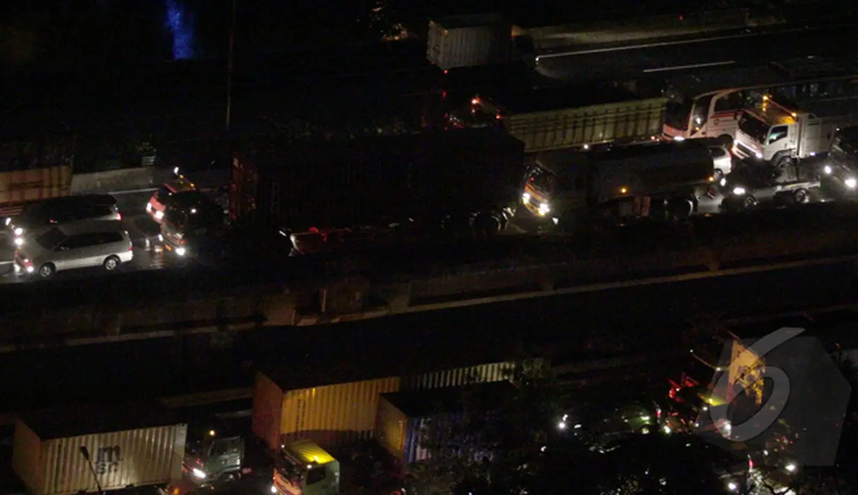 Akibat banjir yang menggenangi sebagaian jalan di Jakarta, membuat pemilik kendaraan memilih jalan tol. Akibat penumpukan kendaraan di jalan tol menyebabkan kemacetan yang panjang, Jakarta, Senin (9/2/2015). (Liputan6.com/Faizal Fanani)