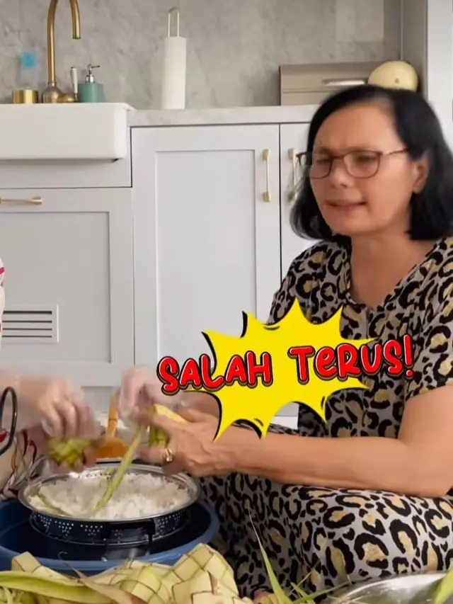 Potret Ussy Sulistyawati mengajari mertua buat ketupat (Sumber: Instagram/@ussypratama)