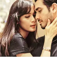 Dari kalangan seleb, gaya mantan kekasih Fachri Albar ini cool banget! (Sumber foto: renata711/instagram)