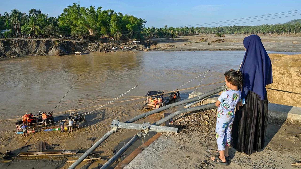 FOTO: Rakit Mandiri Jadi Akses Warga Pasca Putusnya Jembatan Ulee Jalan
