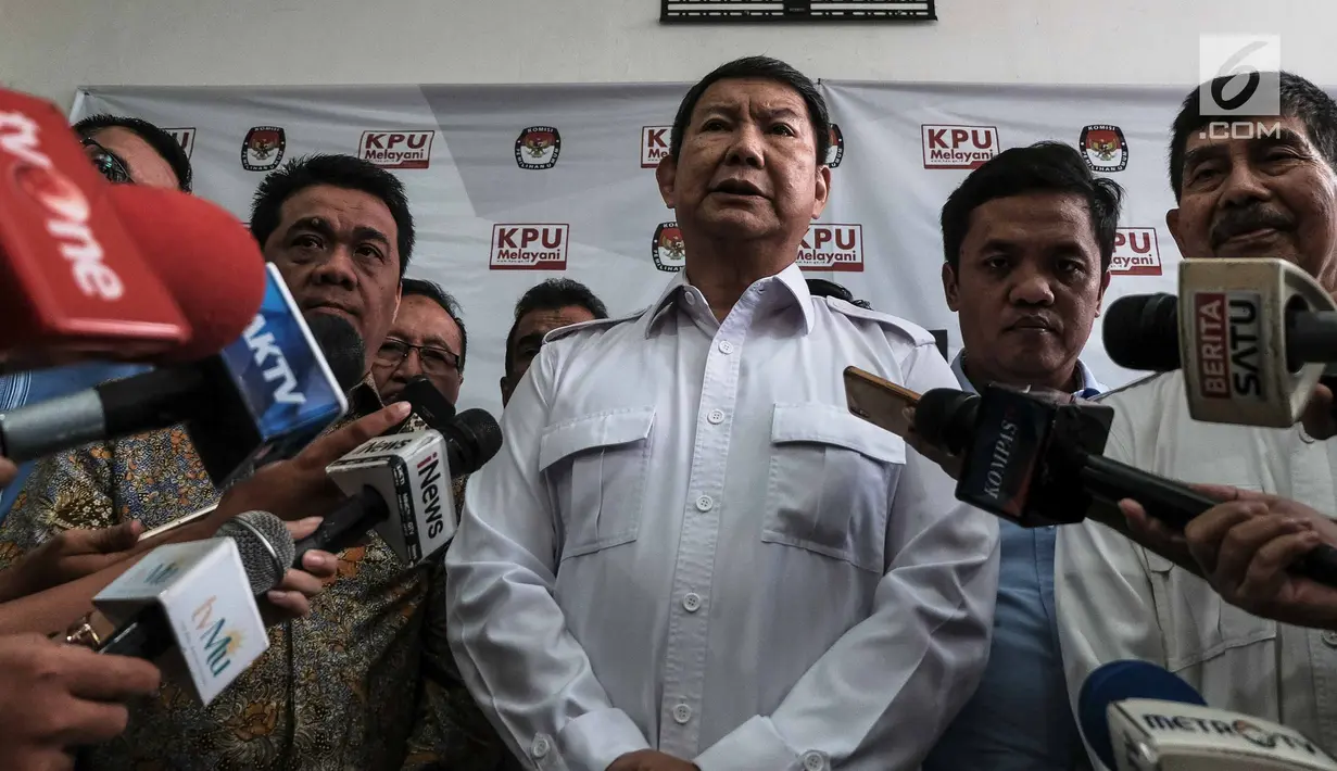 Wakil Ketua Dewan Pembina bersama partai politik yang tergabung dalam Koalisi Adil Makmur memberi keterangan usai melapor ke KPU RI soal penemuan DPT ganda ke KPU RI di Jalan Imam Bonjol, Menteng, Jakarta, Senin (11/3). (Liputan6.com/Faizal Fanani)