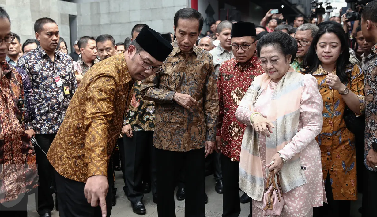 Presiden Jokowi dan Megawati Soekarnoputri mendengarkan penjelasan Wali Kota Bandung Ridwan saat napak tilas ke situs Bung Karno di Penjara Banceuy usai peringatan Hari Pancasila di Gedung Merdeka, Bandung, Rabu (1/6). (Liputan6.com/Faizal Fanani)