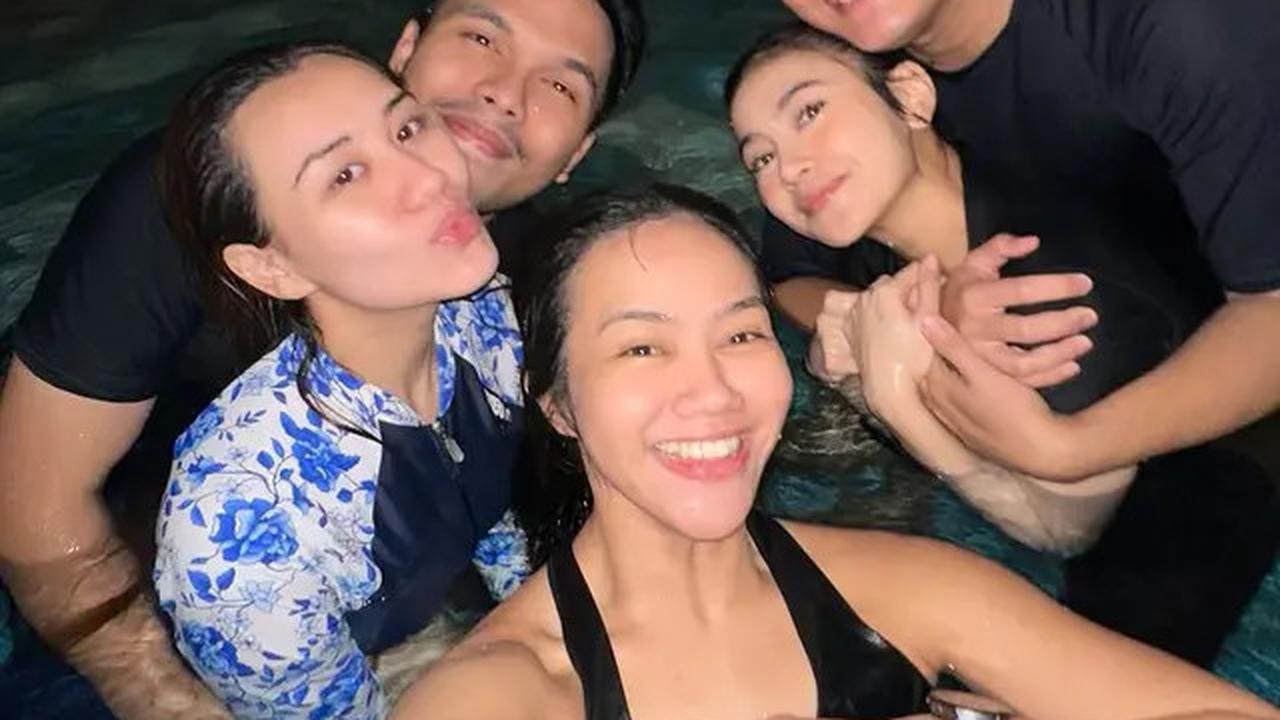 7 Potret Yura Yunita dan Aaliyah Rayakan Kehamilan Mahalini, Renang Malam Hari