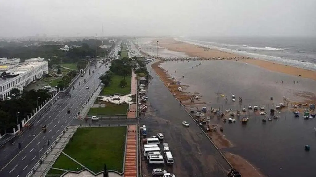 Hujan selama 2 hari itu menyebabkan penerbangan dari bandara kota Chennai dihentikan sampai batas waktu yang belum ditentukan.