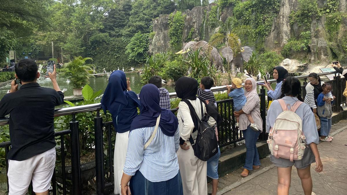Long Weekend Seru, Ragunan Ramai Diserbu Ribuan Pengunjung
