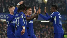 Pemain Chelsea, Nicolas Jackson melakukan selebrasi dengan rekan setimnya setelah mencetak gol pembuka timnya saat pertandingan sepak bola Liga Premier Inggris melawan Newcastle di Stadion Stamford Bridge, London, Senin, 11 Maret 2024. (AP Photo/Ian Walton)