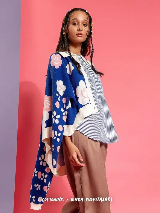 Cardigan motif kolaborasi Dinda Puspitasari dan Cottonink bisa menjadi fashion staple yang dapat diandalkan. [Foto: Instagram/ Dinda Puspitasari]