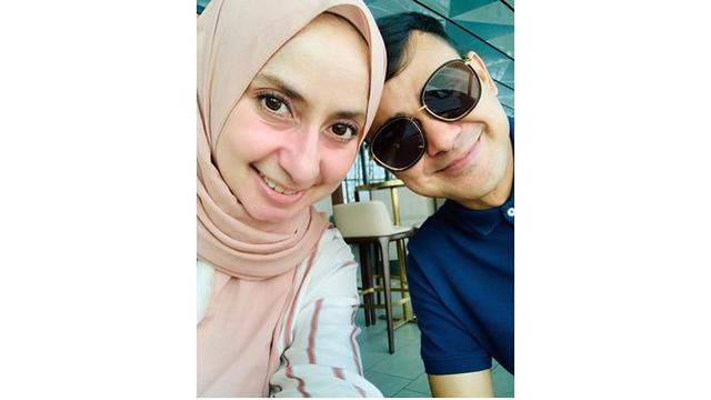 Kehidupan rumah tangga Ramzi dan Avi juga jarang diterpa gosip miring, keduanya kerap tampil mesra bak ABG pacaran.