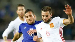 Pemain timnas Spanyol Nacho berebut bola dengan pemain Israel Tomer Hemed pada kualifikasi Piala Dunia 2018 grup G di Teddi Malcha Stadium, Senin (9/10). Spanyol menutup perjalanan di kualifikasi dengan kemenangan tipis 1-0. (AP/Ariel Schalit)