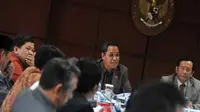 Ketua MK Mahfud MD (kanan) dan Ketua Komisi III DPR-RI Benny K Harman dan Wakil Ketua Komisi III DPR RI Fachri Hamzah saat rapat konsultasi Komisi III-MK di Gedung MK, Jakarta, Selasa (26/1).(Antara)