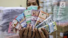 Petugas menata uang tunai di Bank Negara Indonesia (BNI) Cash Center, Jakarta, Kamis (14/3/2024). (Liputan6.com/Angga Yuniar)