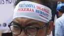 Serikat Pekerja Pertamina mengenakan ikat kepala dalam aksi damai di depan Istana, Jakarta, Selasa (19/2).  Dalam aksinya, mereka mengklaim bahwa harga avtur PT Pertamina (Persero) tidak berpengaruh pada mahalnya tiket pesawat. (Liputan6.com/Angga Yuniar)