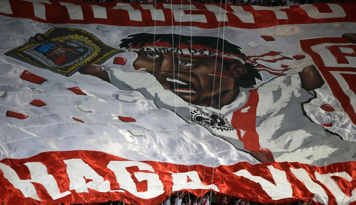 Suporter Peru membentangkan spanduk saat pertandingan melawan Selandia Baru di leg kedua play-off interkontinental Piala Dunia 2018 di Estadio Nacional, Lima, (15/11). Untuk pertama kalinya sejak 1982 Peru lolos ke Piala Dunia 2018. (AP Photo/Rodrigo Abd)