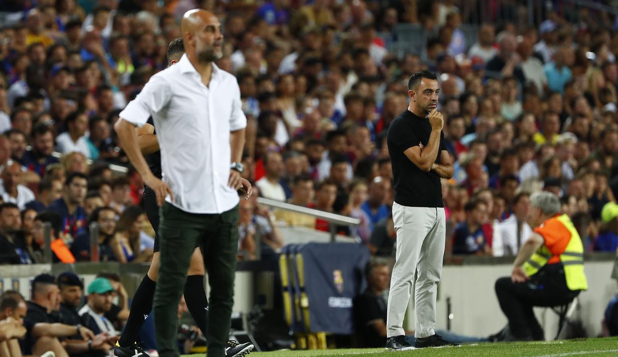 Skuat asuhan Xavi Hernandez awalnya harus tertinggal oleh gol Julian Alvarez pada menit ke-21. Untungnya, Pierre Emerick Aubameyang berhasil menyamakan kedudukan delapan menit berselang. Skor imbang 1-1 Barcelona dan Manchester City tersebut bertahan hingga waktu turun minum. (AP/Joan Monfort)