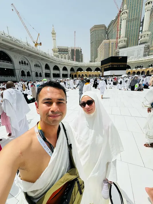 Biasa tampil semarak, kali ini pasutri ini tampak sederhana, bahkan pamer bare face. [Foto: Instagram/raffinagita1717]