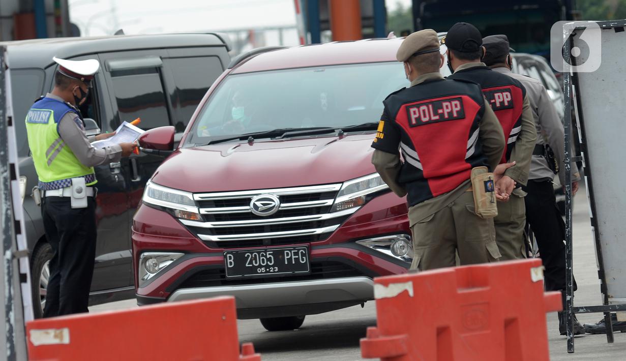 Polisi memeriksa kendaraan di Gerbang Tol Palimanan, Jakarta, Jumat, (7/5/2021). Gerbang Tol Palimanan sepi karena adanya kebijakan larangan mudik Lebaran pada tanggal 6-17 Mei 2021 untuk memutus penyebaran COVID-19. (merdeka.com/Imam Buhori)