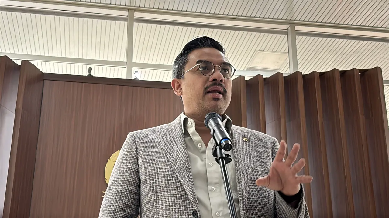 Menteri UMKM Maman Abdurrahman dalam konferensi pers Peraturan Presiden (Perpres) yang mengatur soal ojol di Kompleks Parlemen, Senayan, Jakarta, Kamis (8/10/2026).