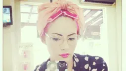 Foto-foto lawas Claudia Adinda ini masih tersimpan rapi di Instagram pribadinya. Lantaran sedari dulu selalu tampil nyentrik, netizen penasaran dengan wajah Claudia Adinda tanpa makeup. Foto Claudia Adinda tanpa makeup terlihat ketika ia melahirkan anak pertamanya. Tak jauh berbeda, istri bintang film Home Sweet Loan ini tetap cantik dan pancarkan pesonanya. (Liputan6.com/IG/@miss_adinda_mae)