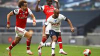 Gelandang Tottenham Hotspur, Lucas Moura menggiring bola dari kejaran dua pemain Arsenal, David Luiz dan Bukayo Saka pada pertandingan lanjutan Liga Inggris di Stadion Tottenham Hotspur di London, Inggris, Minggu (12/7/2020). Tottenham menang tipis atas Arsenal 2-1. (Tim Goode/Pool via AP)