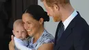 Pangeran Harry dan Meghan Markle, bersama anak mereka Archie saat berusia 8 bulan. (Photo by HENK KRUGER / POOL / AFP)