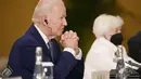 Presiden AS Joe Biden mendengarkan Presiden China Xi Jinping selama pertemuan mereka di sela-sela pertemuan puncak G20 di Nusa Dua, di Bali, Senin (14/11/2022). Biden mengatakan bahwa dirinya ingin agar AS dan China mampu mengatasi perbedaan dan mencegah persaingan menjadi konflik. (AP/Alex Brandon)