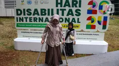 Warga penyandang disabilitas mengunjungi pameran peringatan Hari Disabilitas Internasional 2024 di Taman Ismail Marzuki, Jakarta, Selasa (3/12/2024). (Liputan6.com/Angga Yuniar)