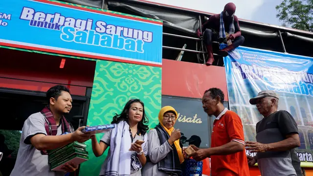 Spiderman Bagi-Bagi Sarung di Solo