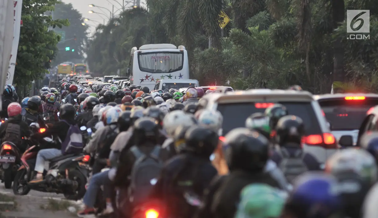 Pemudik sepeda motor melintas di Jalur Kalimalang, Bekasi, Jawa Barat, Rabu (13/6) pagi. H-3 Lebaran, jalur itu bagaikan lautan sepeda motor pemudik yang hendak pulang kampung untuk merayakan Idul Fitri. (Merdeka.com/Iqbal S. Nugroho)