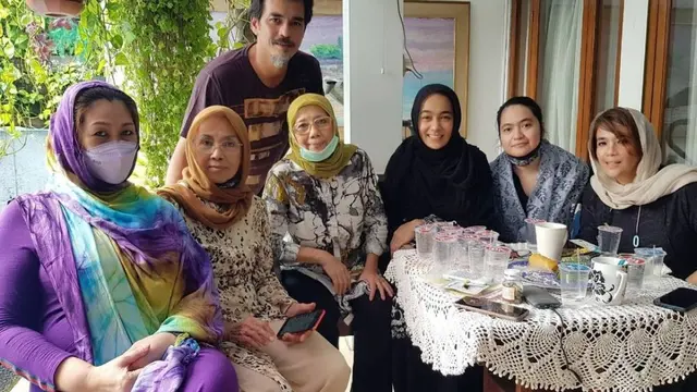 6 Potret Teddy Syach dan Keluarga Gelar Tahlilan Rina Gunawan, Penuh Haru