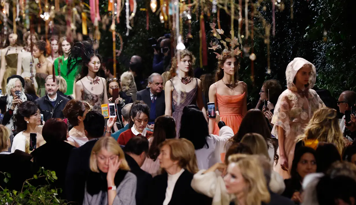 Para model membawakan rancangan Christian Dior untuk koleksi spring/summer 2017 di Musee Rodin, Paris, Senin (23/1). Peragaan busana Dior terasa seperti di negeri dongeng yang indah, begitu pula koleksi busana yang dikeluarkan. (FRANCOIS Guillot/AFP)