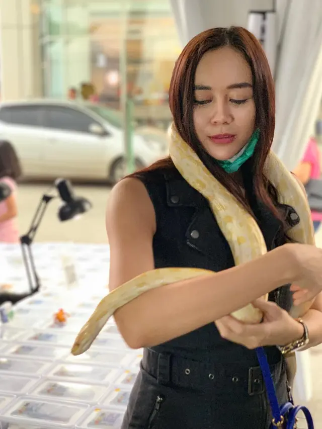 6 Potret Aura Kasih Berkalung Ular Ini Jadi Sorotan