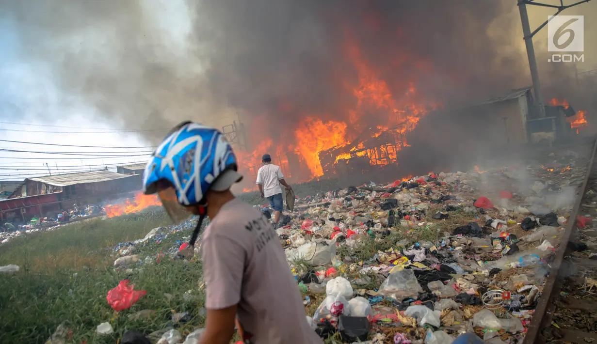 Kobaran api membakar ratusan rumah semi permanen atau bedeng terbakar di belakang Hotel Alexis, Pademangan, Jakarta, Sabtu (16/9). Api bahkan semakin membesar hingga menjalar akibat tiupan angin yang kencang. (Liputan6.com/Faizal Fanani)