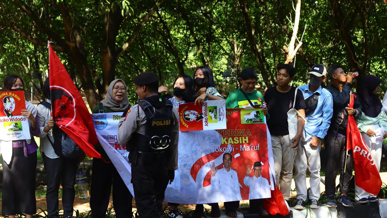 FOTO: Relawan Tumpah Ruah di kawasan Bandara Halim Perdanakusuma Antar Jokowi Pulang ke Solo