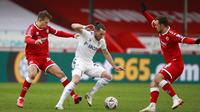 Pemain Leeds United, Jack Harrison, berusaha melewati pemain Crawley Town pada laga Piala FA di Stadion Broadfield, Minggu (10/1/2021). Leeds United takluk dengan skor 3-0. (AP Photo/Ian Walton)