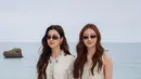 Lena Schuett dan Miu Natasha tampil kompak dalam palet soft tweed dan shimmer, menghadirkan refined Parisian elegance dengan sentuhan youthful. A$AP Rocky mencuri perhatian dengan layering smart-casual: jaket suede beige dipadu kemeja merah bold dan celana tailored, dilengkapi tas Chanel pink statement yang playful sekaligus sentimental. [Dok/Chanel].