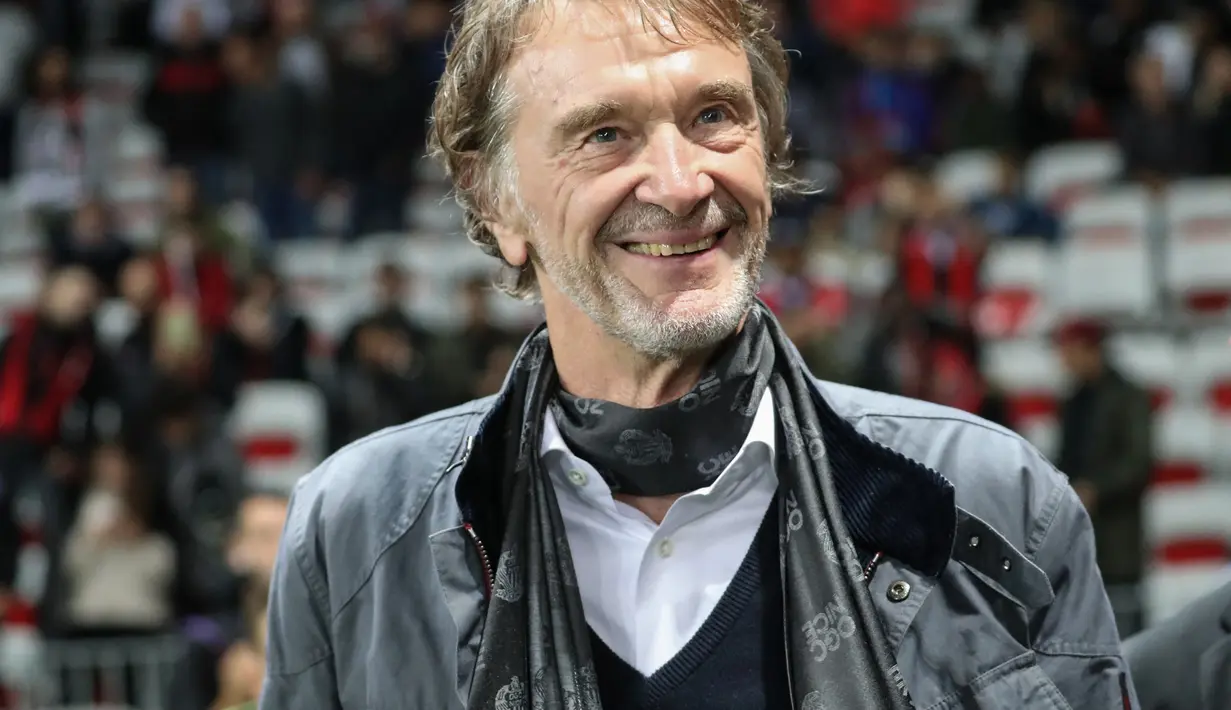 Ketua Grup INEOS Inggris Sir Jim Ratcliffe melihat sebelum pertandingan Liga1 Prancis antara Nice dan PSG di stadion "Allianz Riviera" di Nice, Prancis selatan, pada 18 Oktober 2019. Sir Jim Ratcliffe memang sudah lama ingin memiliki Manchester United tapi belum pernah kesampaian. Ia juga sempat menawar Chelsea musim panas lalu, tapi batal. (AFP/Valery Hache)