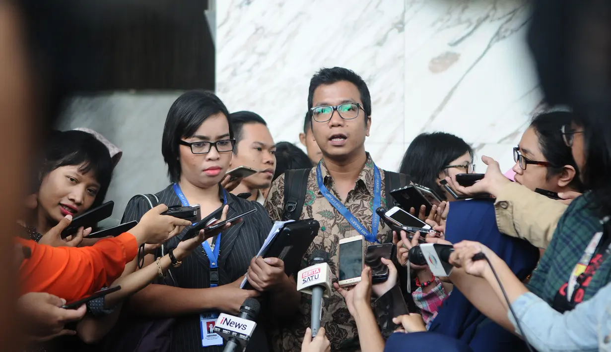 Pengacara publik LBH Nelson Nikodemus Simamora memberi keterangan kepada awak media usai melakukan pertemuan dengan Otoritas Jasa Keuangan (OJK) terkait aduan korban fintech di Jakarta, Jumat (14/12). (Liputan6.com/Angga Yuniar)