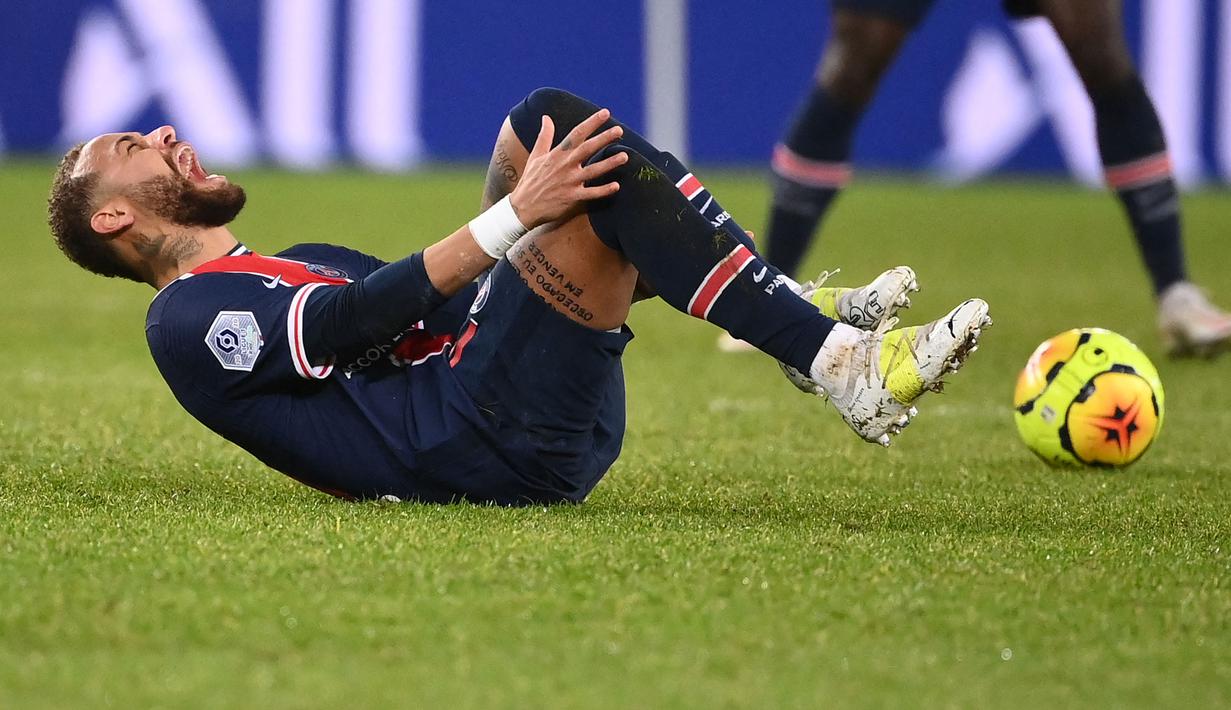 Neymar merupakan pemain yang memiliki keahlian dalam menggiring bola dan melewati lawan. Di sisi lain, pemain PSG tersebut juga dianggap sebagai sosok yang kerap melakukan diving karena gampang terjatuh jika bersentuhan dengan lawan, khususnya di dalam kotak pinalti. (Foto: AFP/Franck Fife)