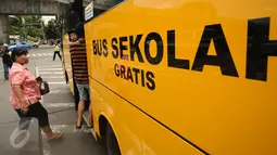 Warga menaiki bus sekolah di Terminal Blok M Jakarta, Senin (21/12/2015). Bus sekolah dikerahkan untuk mengantisipasi penumpukan penumpang seiring mogoknya sejumlah sopir metromini. (Liputan6.com/Helmi Fithriansyah)