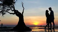 Titi Kamal dan Christian Sugiono di Pantai Walakiri, Sumba Timur. (dok. Instagram @titi_kamall/https://www.instagram.com/p/ByfYAqxhZIF/Dinny Mutiah)