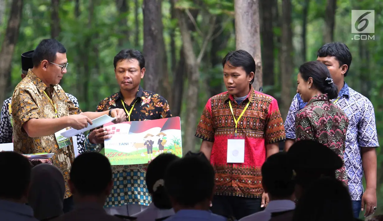 Menteri BUMN Rini Soemarno menyalurkan KUR kepada petani penggarap lahan hutan melalui Program Perhutanan Sosial di Tuban, Jawa Timur, Jumat (9/3). Peyaluran ini merupakan tahap kedua pada tahun 2018. (Liputan6.com/Angga Yuniar)