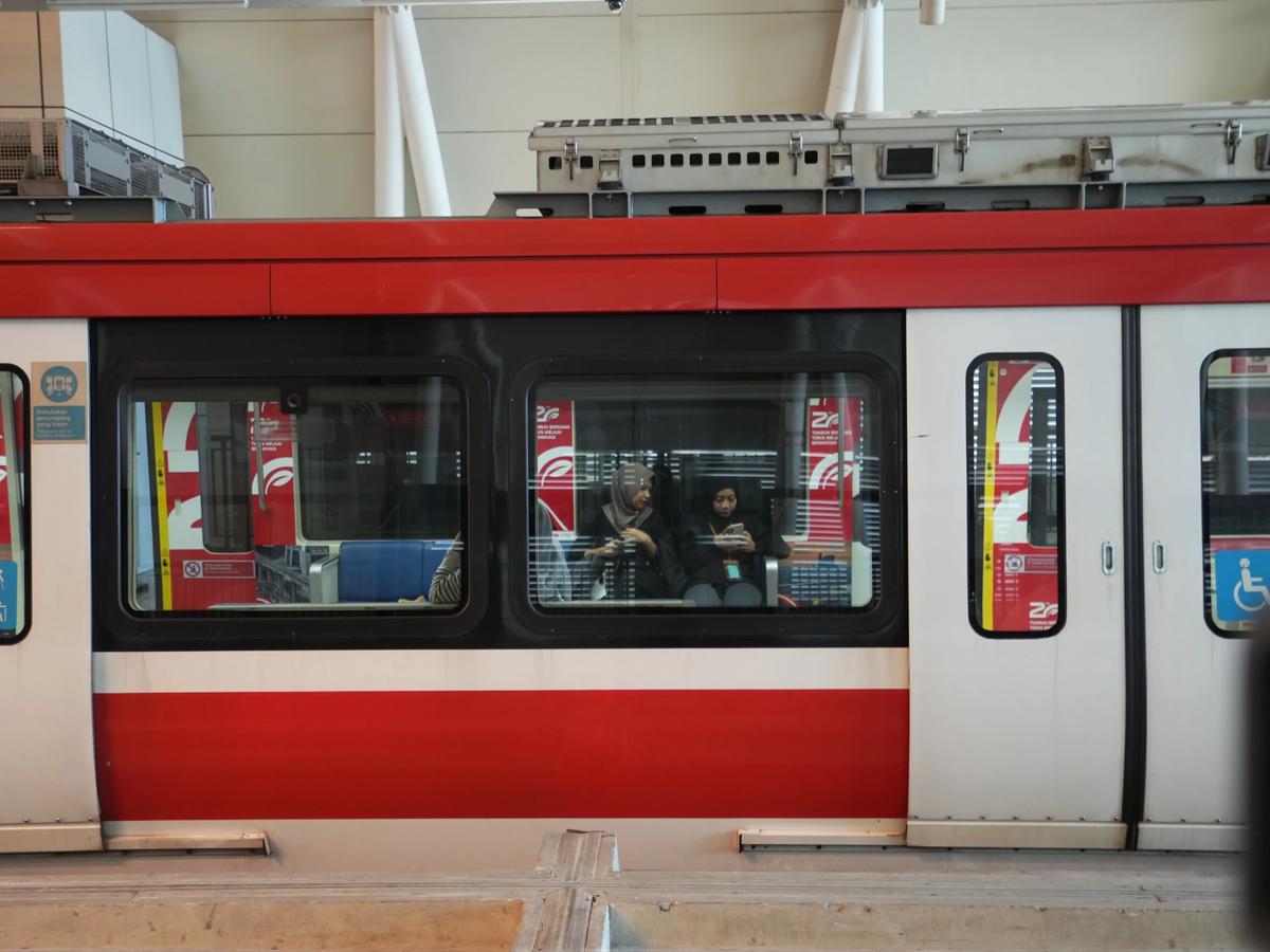 FOTO: Pengguna LRT Jabodebek Tembus Rekor Tertinggi April 2026