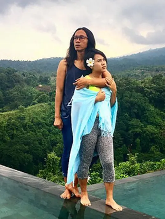 Sekitar sembilan bulan pasangan ini mengumbar kemesraan. Keharmonisan usai menikah sering kali membuat iri. Namun kemesraan pasangan ini sedang di uji. Lantaran Aming, telah mengajukan cerai/talak terhadap Evelyn. (Instagram/ev0124)