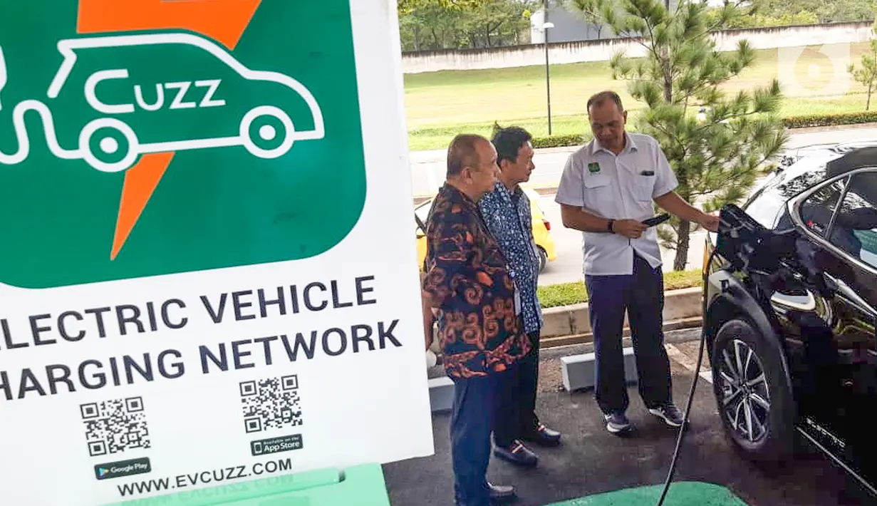 <p>Komisaris BCA Cyrillus Harinowo dan Direktur BCA Frengky Chandra Kusuma melihat demo pengisian energi listrik pada mobil listrik pada peresmian Stasiun Pengisian Kendaraan Listrik Umum (SPKLU) di BSD, Tangerang, Kamis (28/04/2022). BCA mengahdirkan fasilitas SPKLU di Wisma BCA Foresta untuk masyarakat yang beroperasi selama 24 jam dalam 7 hari. (Liputan6.com/HO/BCA)</p>