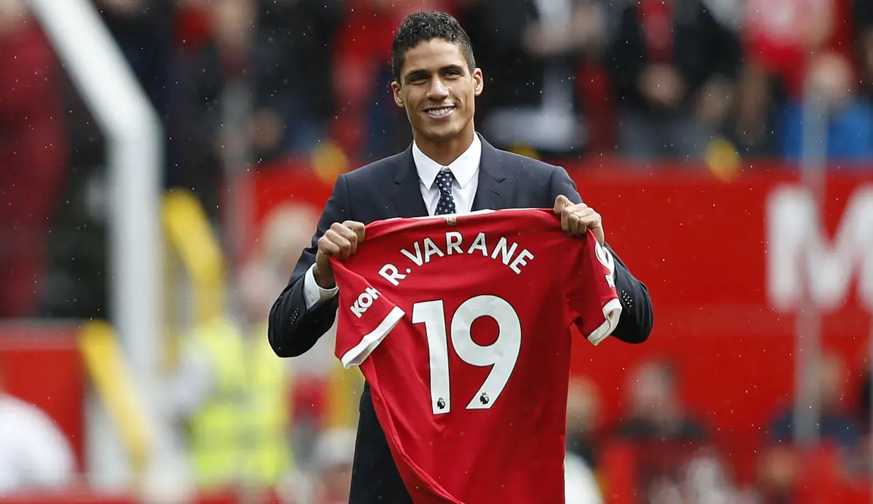 Raphael Varane - Bek baru yang direkrut Manchester United dari real madrid ini  menerima gaji 340 ribu pounds per pekan. Setan Merah mengontrak benteng kokoh asal Prancis itu sampai tahun 2025 mendatang. (Foto: AFP/Adrian Dennis)