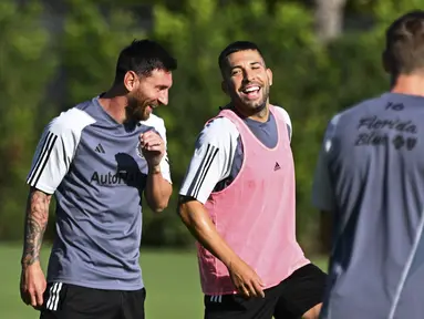 Bek baru Inter Miami Jordi Alba (kanan) dan rekan setimnya Lionel Messi berbicara selama latihan di Florida Blue Training Center di sebelah Stadion DRV PNK di Fort Lauderdale, Florida, pada 1 Agustus 2023. (CHANDAN KHANNA / AFP)