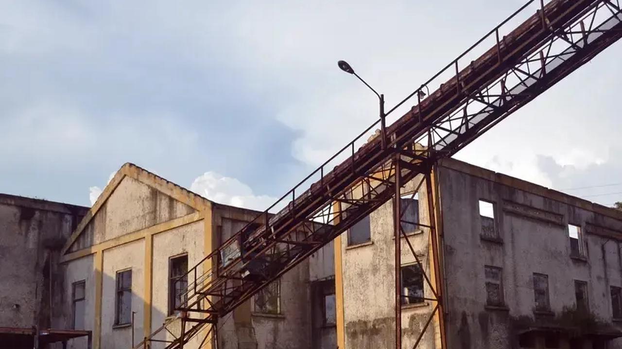 7. Di balik kekayaan batu bara Ombilin, terdapat kisah tragis dan kelam yang menimpa para pekerja pribumi yang ditugaskan di tambang Sawahlunto.