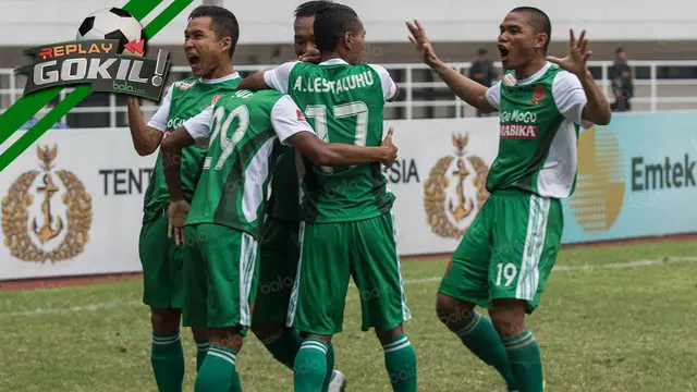 Suhandi, pemain PS TNI melakukan aksi gemilang ketika melewati beberapa pemain Persija dan mencetak gol.